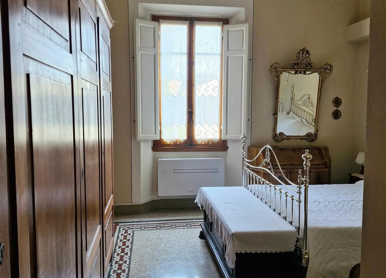 Cosetta Guest House Чертальдо
